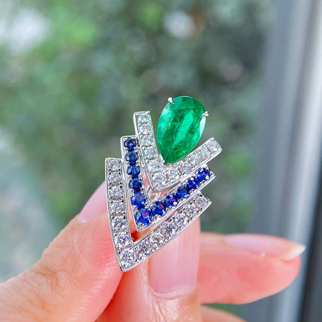 14k Gold 2.27 Ctw Vivid Green Natural Emerald & Diamond Ring: Ref:230992129 // gold content:14k gold // ring size:7. 25us // // main gemstone:emerald // shape:pear // carat weight:1. 71ct // color:vivid green // treatment:natural // // adjacent gemstone 2 :