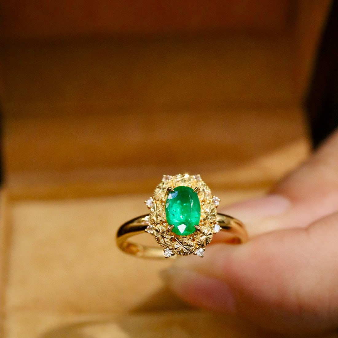 14k Gold 0.68 Ctw Vivid Green Natural Emerald & Diamond Ring - 2
