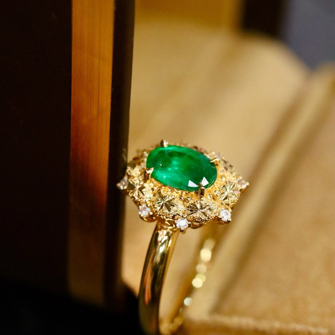 14k Gold 0.68 Ctw Vivid Green Natural Emerald & Diamond Ring - 4
