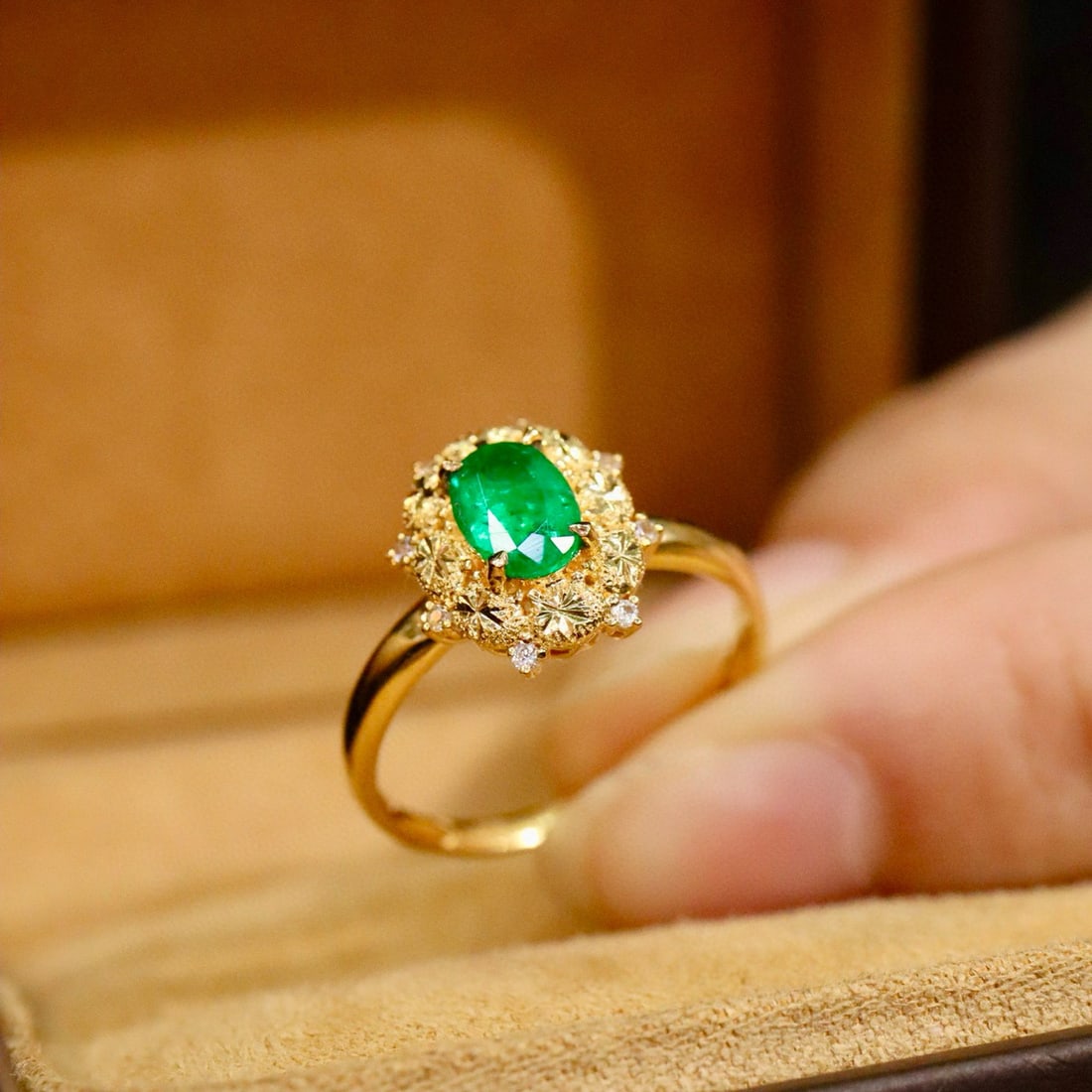 14k Gold 0.68 Ctw Vivid Green Natural Emerald & Diamond Ring - 5