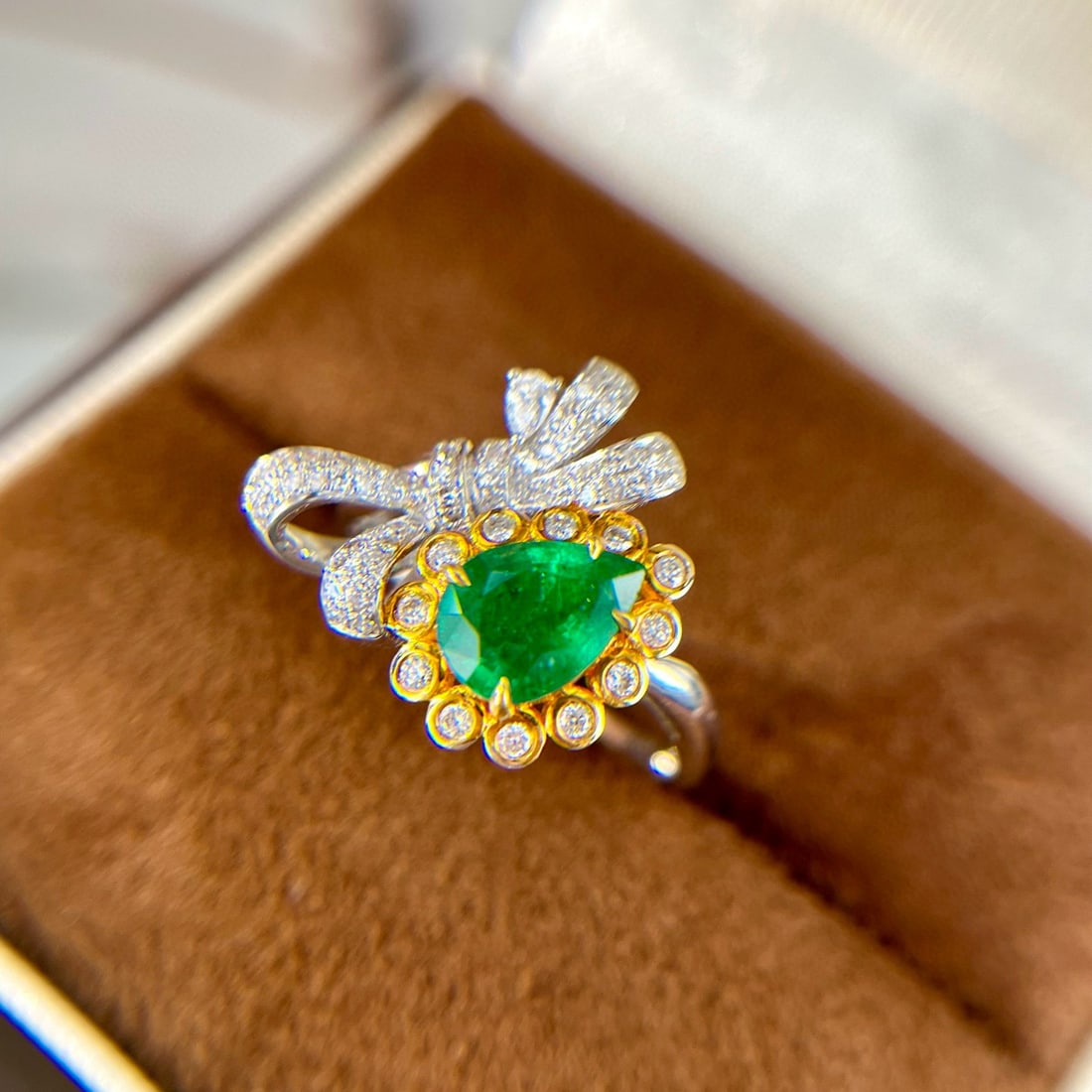 14k Gold 1.50 Ctw Vivid Green Natural Emerald & Diamond Ring: Ref:230992161 // gold content:14k gold // ring size:7. 25us // // main gemstone:emerald // shape:pear // carat weight:1. 10ct // color:vivid green // treatment:natural // // adjacent gemstone 2 : diam
