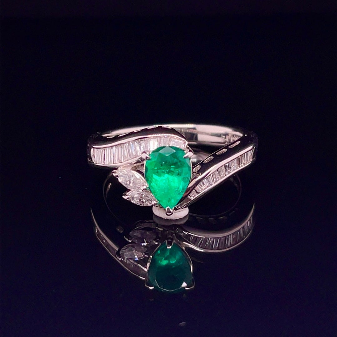 14k Gold 1.09 Ctw Vivid Green Natural Emerald & Diamond Ring: Ref:230992163 // gold content:14k gold // ring size:7. 25us // // main gemstone:emerald // shape:pear // carat weight:0. 66ct // color:vivid green // treatment:natural // // adjacent gemstone 2 :