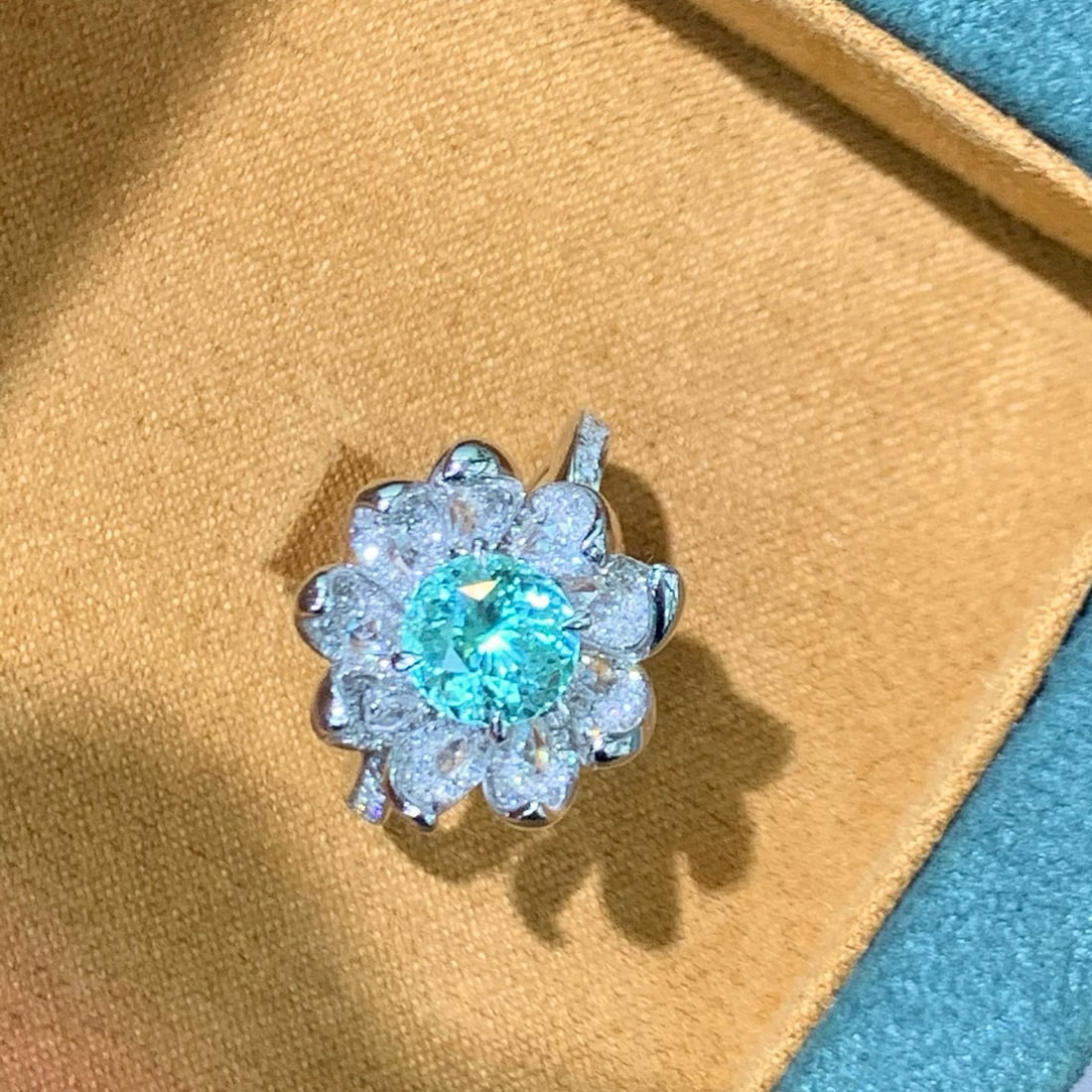 14k Gold 2.52 Ctw Natural Paraiba Tourmaline & Diamond Ring: Ref:230992164 // gold content:14k gold // ring size:7. 25us // // main gemstone:paraiba tourmaline // shape:oval // carat weight:1. 5ct // color:blue // treatment:natural // // adjacent gemstone 2 : d