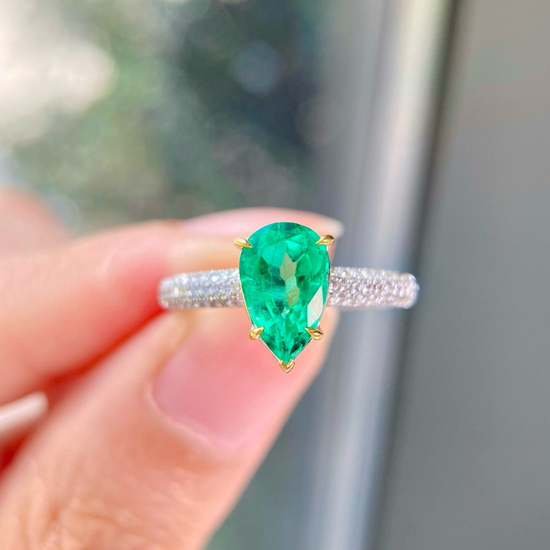 14k Gold 1.57 Ctw Vivid Green Natural Emerald & Diamond Ring: Ref:230992195 // gold content:14k gold // ring size:7. 25us // // main gemstone:emerald // shape:pear // carat weight:1. 37ct // color:vivid green // treatment:natural // // adjacent gemstone 2 : diam