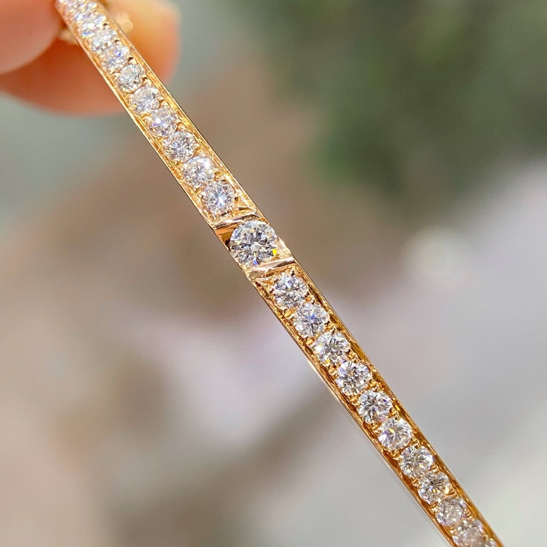 14k Gold 1.05 Ct Natural H Diamond Bangle: Ref:230992204 // gold content:14k gold // main gemstone:diamond // shape:round // carat weight:1. 05ct // clarity grade:vs-si // color:h // treatment:natural // cut grade:g // Condition: New Low