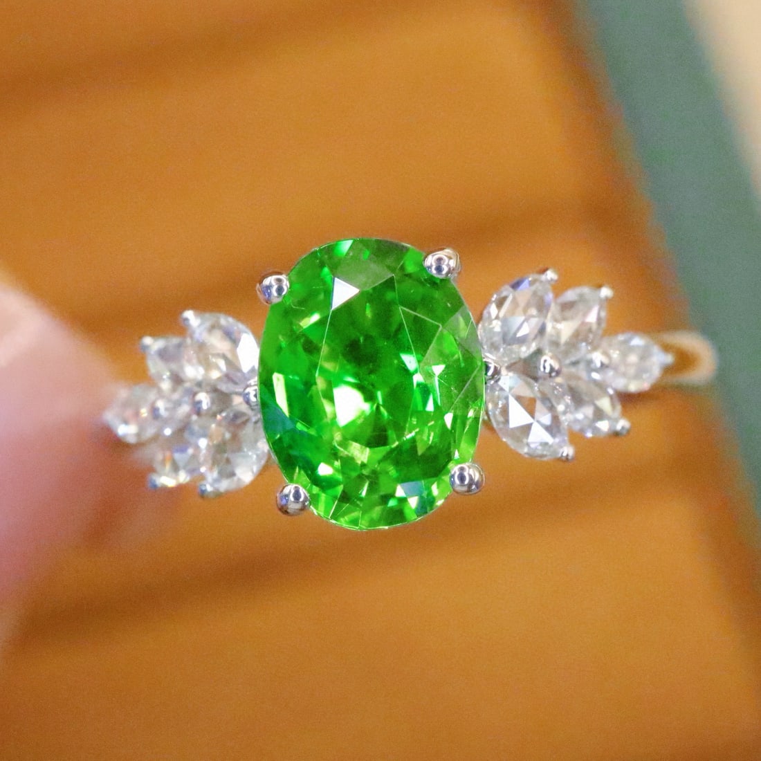 14k Gold 1.22 Ctw Natural Tsavorite & Diamond Ring: Ref:230992234 // gold content:14k gold // ring size:7. 25us // // main gemstone:tsavorite // shape:oval // carat weight:1. 02ct // color:green // treatment:natural // // adjacent gemstone 2 : diamond