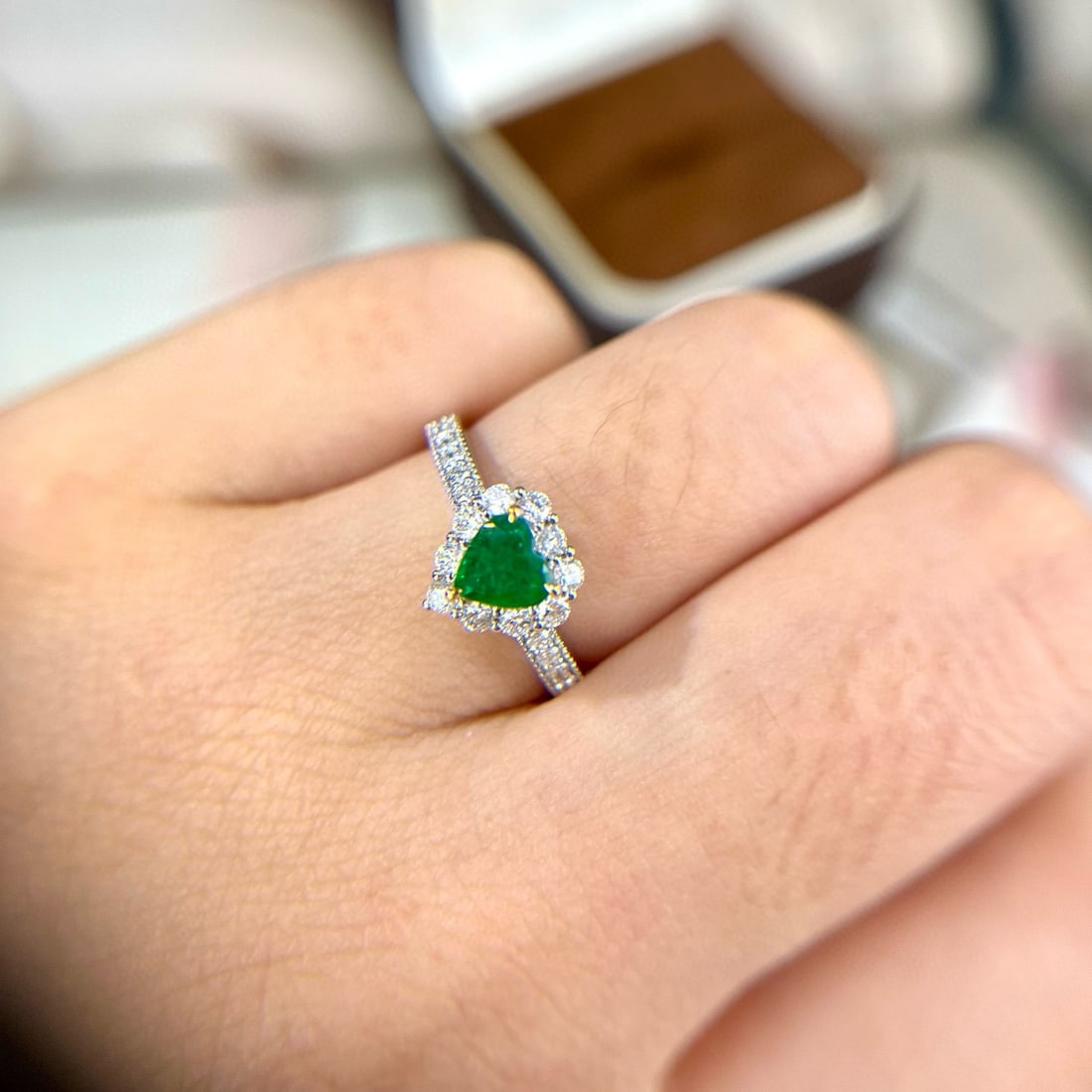 14k Gold 0.83 Ctw Vivid Green Natural Emerald & Diamond Ring - 2