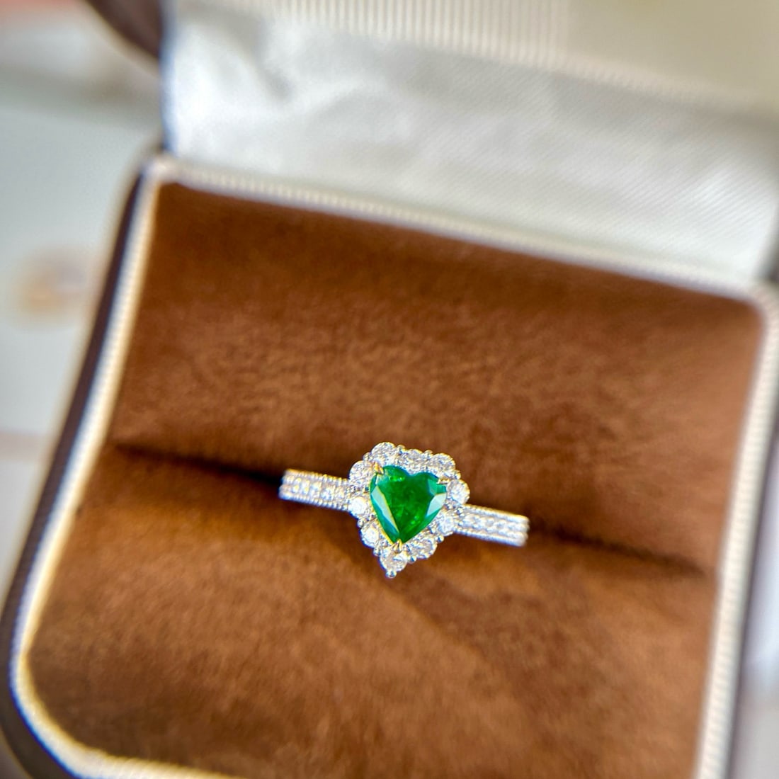 14k Gold 0.83 Ctw Vivid Green Natural Emerald & Diamond Ring - 3