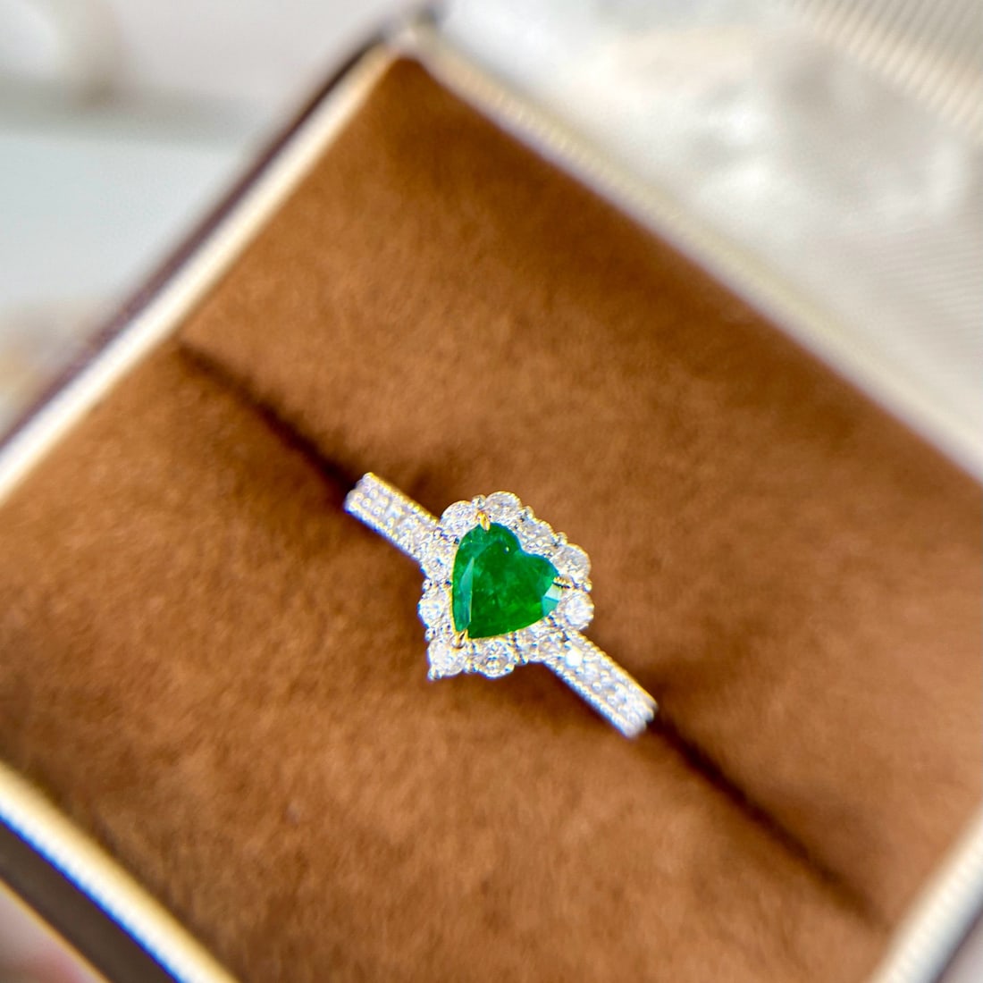14k Gold 0.83 Ctw Vivid Green Natural Emerald & Diamond Ring - 4