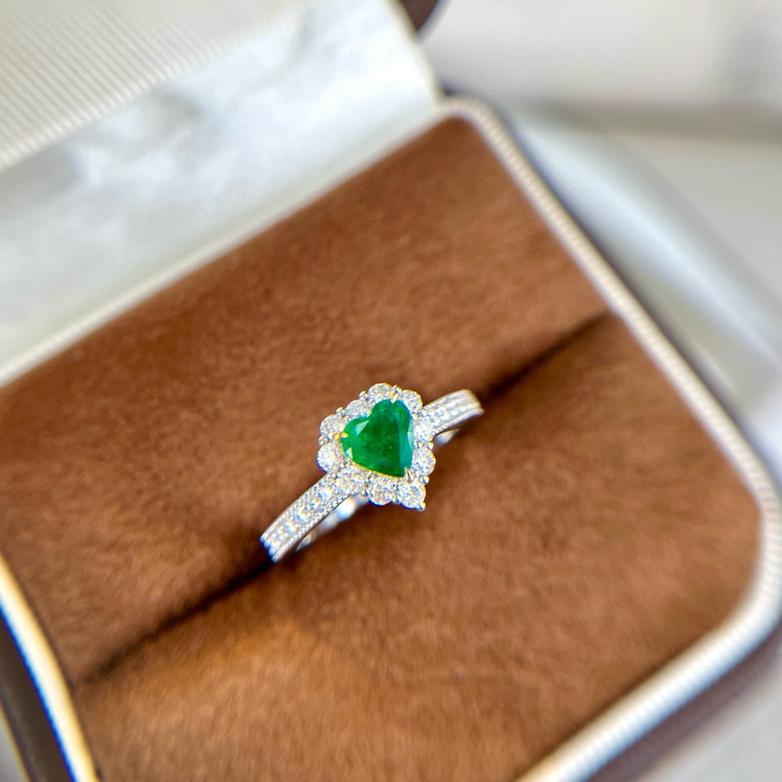 14k Gold 0.83 Ctw Vivid Green Natural Emerald & Diamond Ring - 5