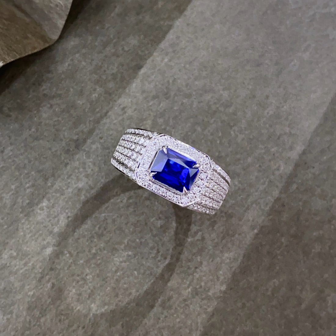 14k Gold 2.59 Ctw Vivid Blue Natural Sapphire & Diamond & Men¡¯s Ring: Ref:230992259 // gold content:14k gold // ring size:8us // // main gemstone:sapphire // shape:octagonal // carat weight:1. 79ct // color:vivid blue // treatment:natural // // adjacent gemstone 2 : dia