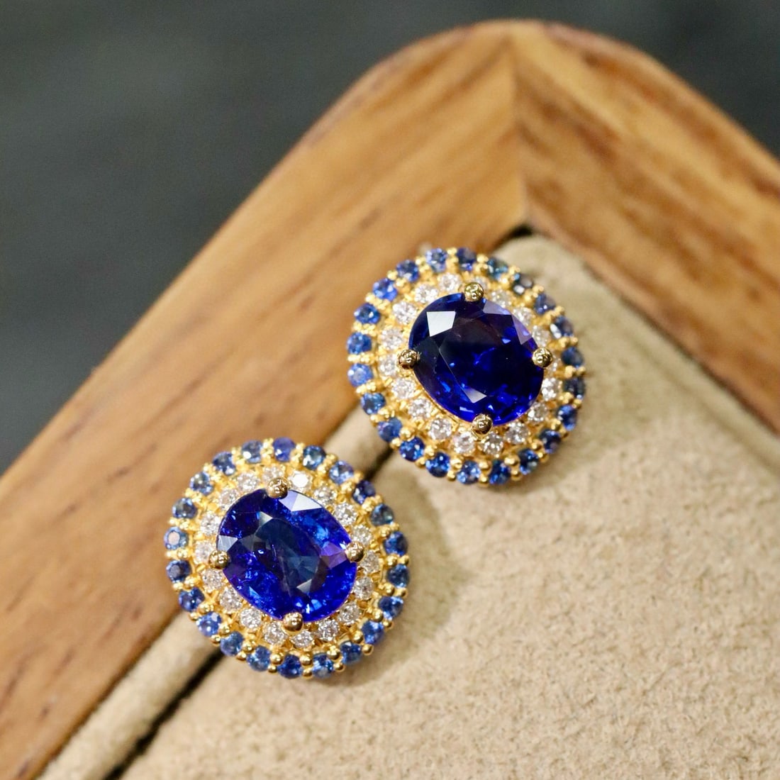 14k Gold 1.11 Ctw Natural Sapphire & Diamond Earrings: Ref:230992261 // gold content:14k gold // main gemstone:sapphire // shape:oval // carat weight:1. 0ct // color:blue // treatment:natural // // adjacent gemstone 2 : diamond // shape:round // carat wei