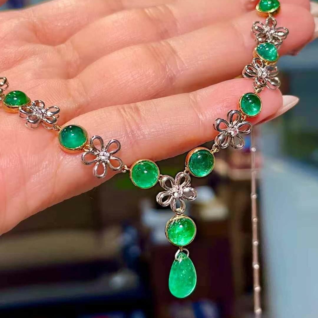 14k Gold 20.01 Ct Natural Emerald & Sapphire Necklace: Ref:230992269 // gold content:14k gold // main gemstone:emerald // shape:multiply // carat weight:20. 01ct // color:green // treatment:natural // // adjacent gemstone 2 : sapphire // shape:round //