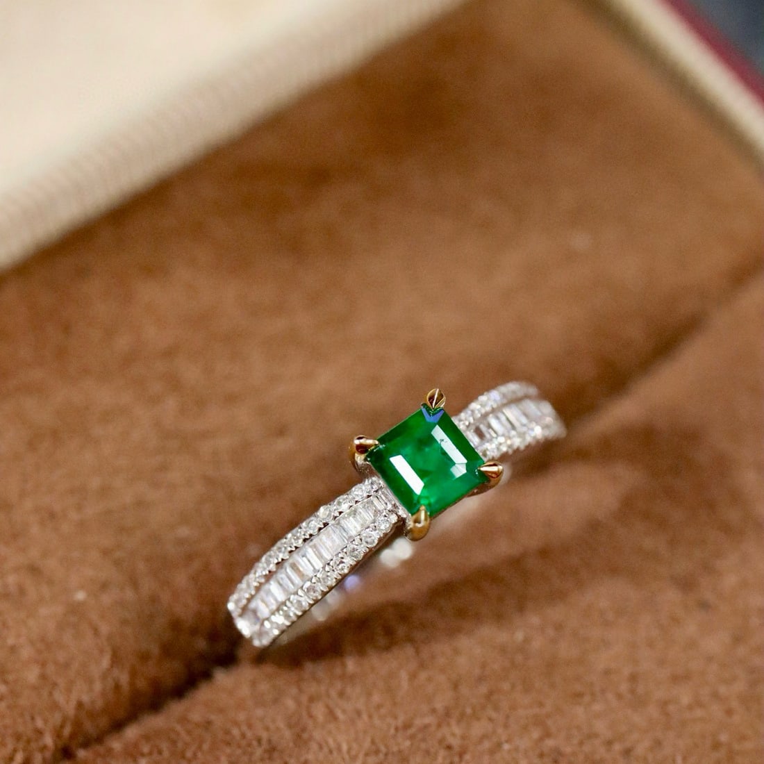 14k Gold 0.66 Ctw Vivid Green Natural Emerald & Diamond Ring: Ref:230992270 // gold content:14k gold // ring size:7. 25us // // main gemstone:emerald // shape:octagonal // carat weight:0. 40ct // color:vivid green // treatment:natural // // adjacent gemstone 2 :