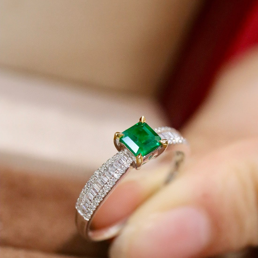 14k Gold 0.66 Ctw Vivid Green Natural Emerald & Diamond Ring - 5