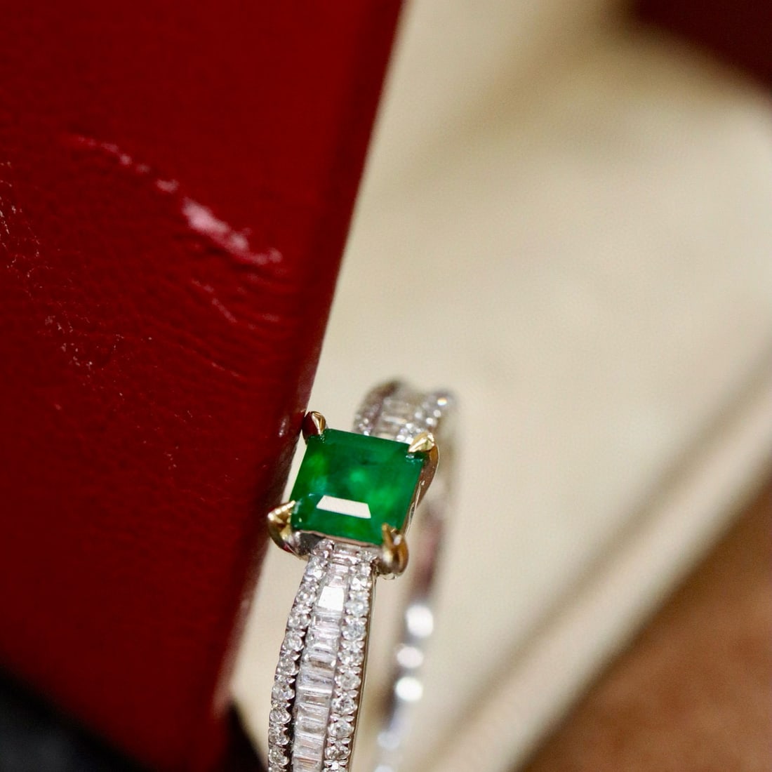 14k Gold 0.66 Ctw Vivid Green Natural Emerald & Diamond Ring - 6