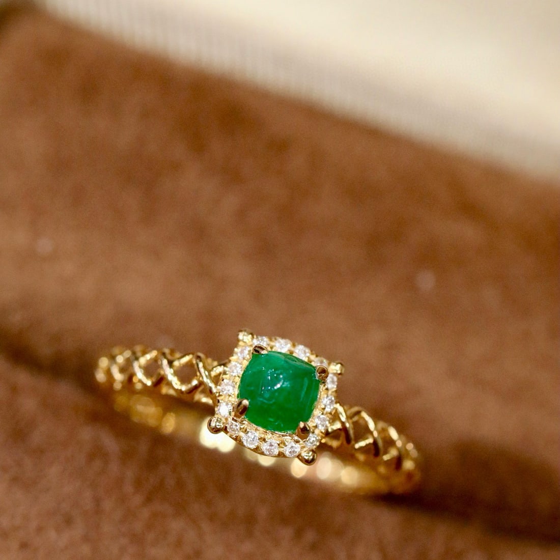 14k Gold 0.41 Ctw Vivid Green Natural Emerald & Diamond Ring: Ref:230992290 // gold content:14k gold // ring size:7. 25us // // main gemstone:emerald // shape:suger-loaf // carat weight:0. 35ct // color:vivid green // treatment:natural // // adjacent gemstone 2 