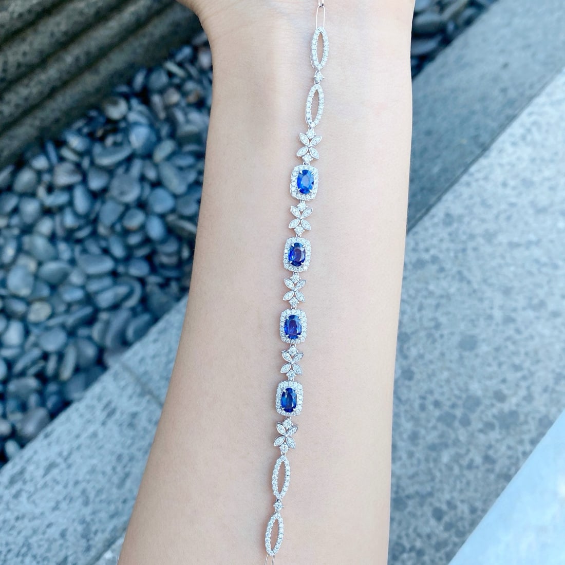 14k Gold 3.47 Ctw Natural Sapphire & Diamond Bracelet: Ref:230992295 // gold content:14k gold // main gemstone:sapphire // shape:oval // carat weight:2. 12ct // color:blue // treatment:natural // // adjacent gemstone 2 : diamond // shape:round // carat