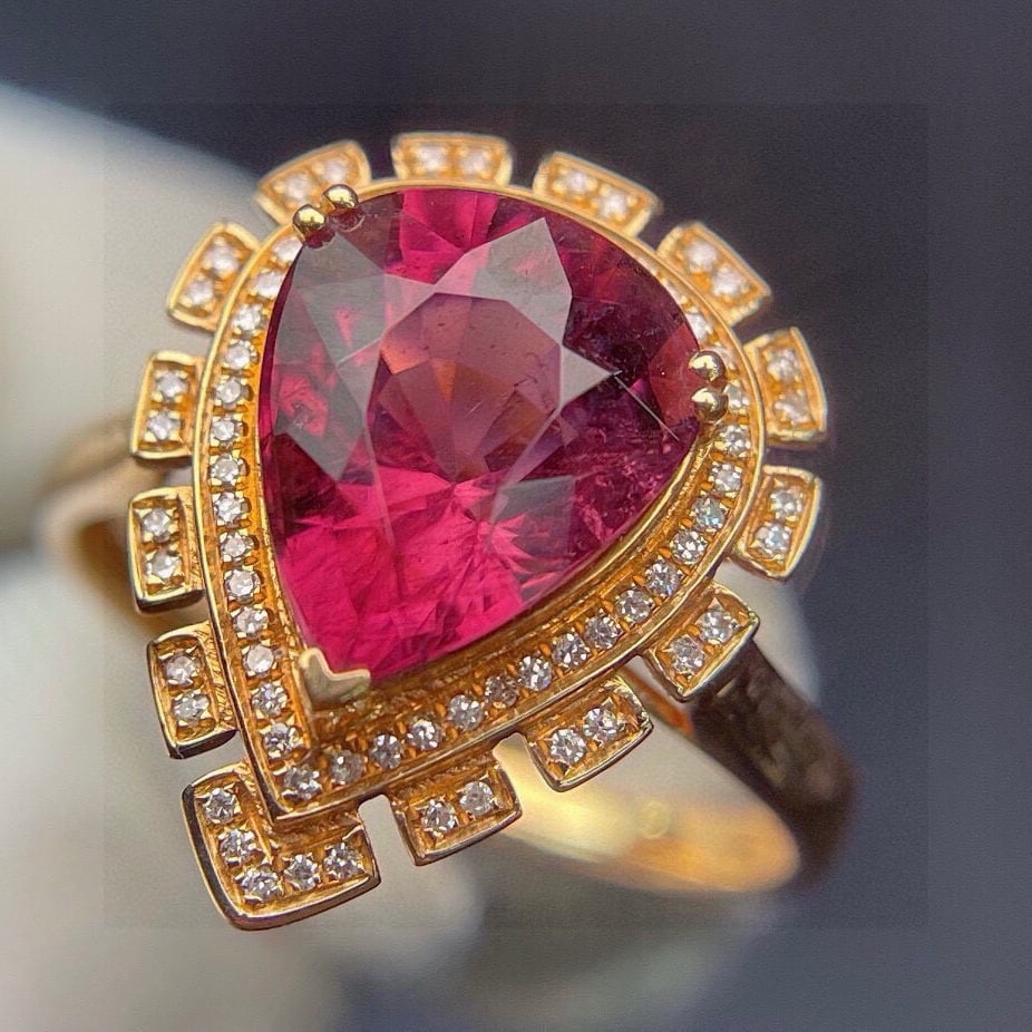 14k Gold 4.2 Ct Natural Tourmaline & Diamond Ring: Ref:230992299 // gold content:14k gold // ring size:7. 25us // // main gemstone:tourmaline // shape:pear // carat weight:4. 2ct // color:red // treatment:natural // // adjacent gemstone 2 : diamond