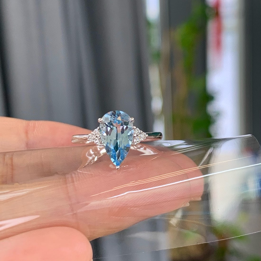14k Gold 1.54 Ctw Natural Aquamarine & Diamond Ring: Ref:230992312 // gold content:14k gold // ring size:7. 25us // // main gemstone:aquamarine // shape:pear // carat weight:1. 45ct // color:santa maria color // treatment:natural // // adjacent