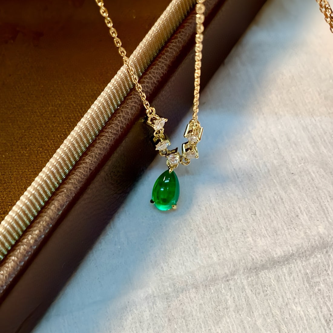14k Gold 0.63 Ctw Vivid Green Natural Emerald & Diamond Necklace: Ref:230992314 // gold content:14k gold // main gemstone:emerald // shape:pear // carat weight:0. 51ct // color:vivid green // treatment:natural // // adjacent gemstone 2 : diamond // shape:round //