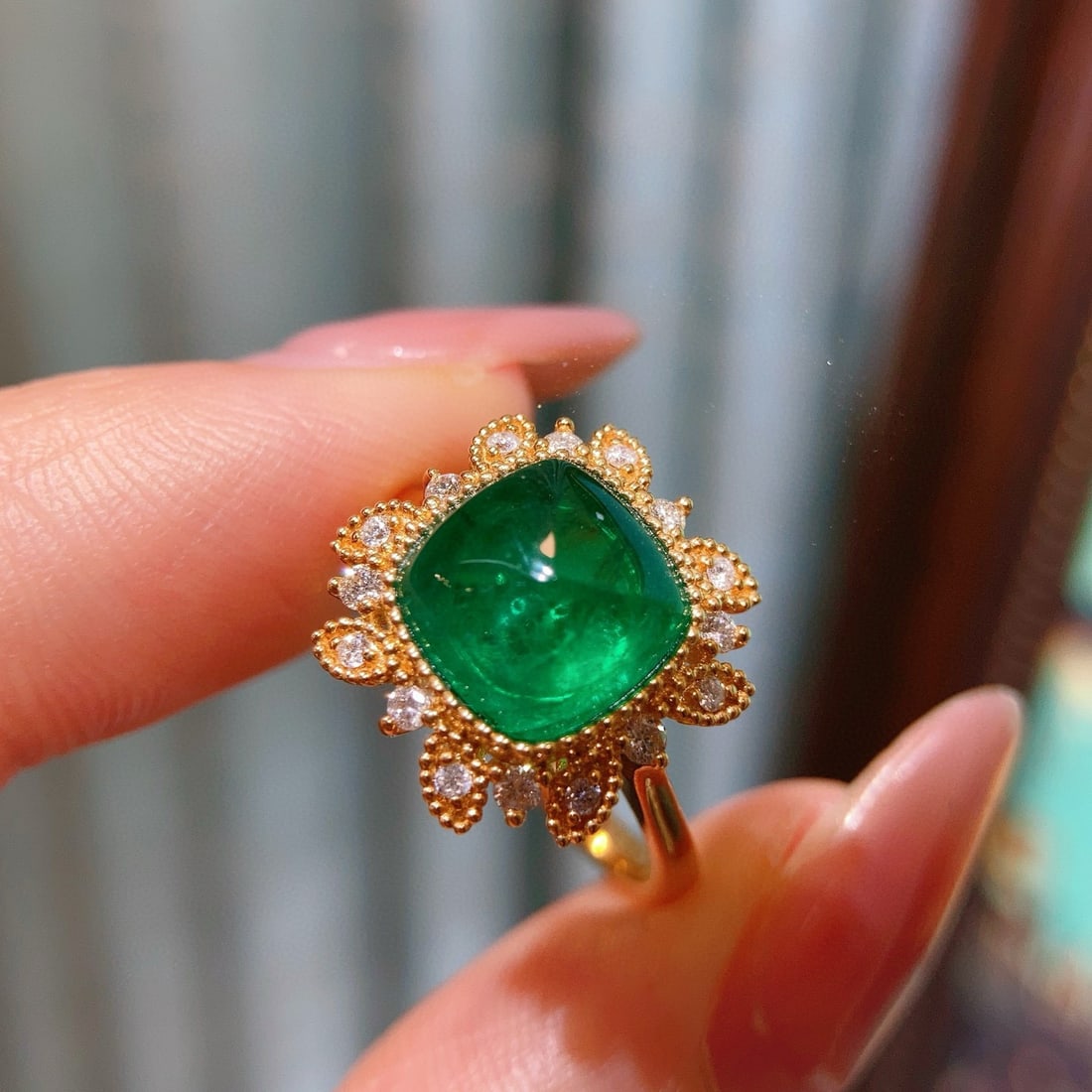 14k Gold 2.88 Ctw Vivid Green Natural Emerald & Diamond Ring: Ref:230992321 // gold content:14k gold // ring size:7. 25us // // main gemstone:emerald // shape:suger-loaf // carat weight:2. 71ct // color:vivid green // treatment:natural // // adjacent gemstone 2