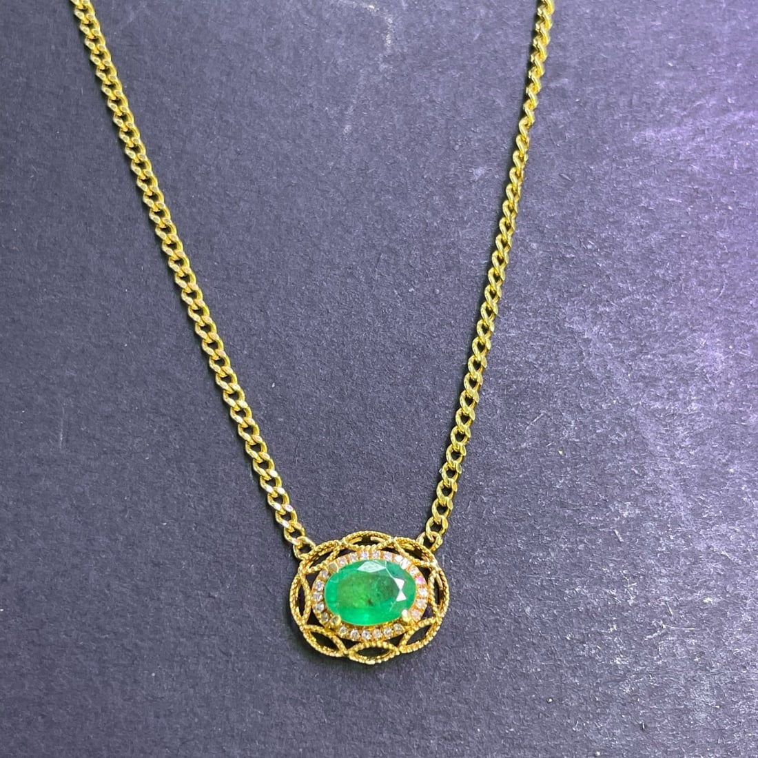 14k Gold 1 Ct Vivid Green Natural Emerald & Diamond Necklace: Ref:230992322 // gold content:14k gold // main gemstone:emerald // shape:oval // carat weight:1ct // color:vivid green // treatment:natural // // adjacent gemstone 2 : diamond // number of stones:22