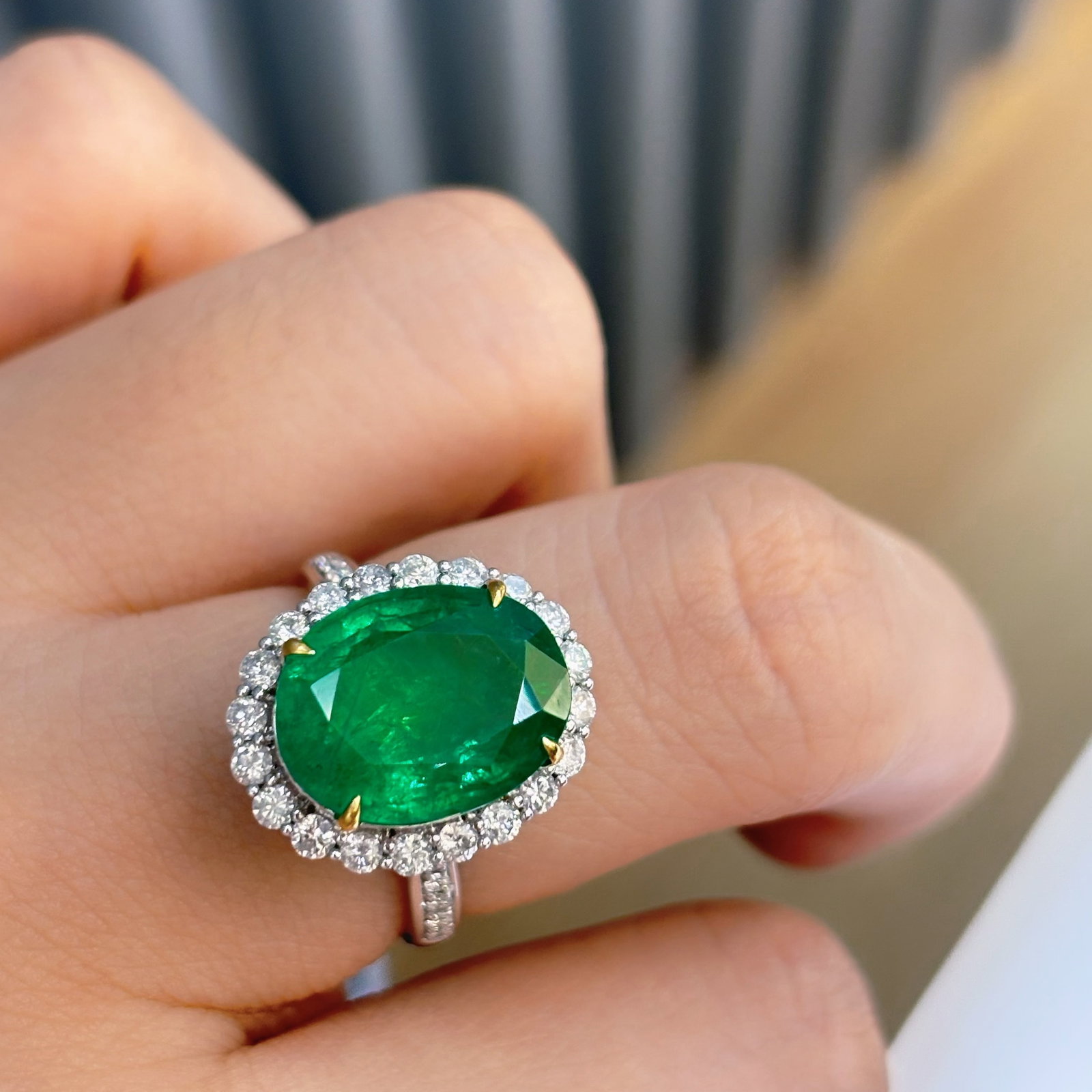 14k Gold 6.38 Ct Natural Emerald & Diamond Ring - 2