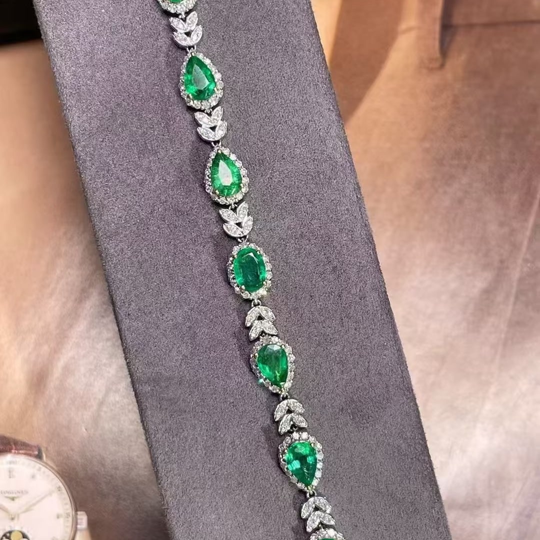14k Gold 6 Ct Vivid Green Natural Emerald & Diamond Bracelet: Ref:230992355 // gold content:14k gold // main gemstone:emerald // shape:multiply // carat weight:6ct // color:vivid green // treatment:natural // // adjacent gemstone 2 : diamond // number of stones: