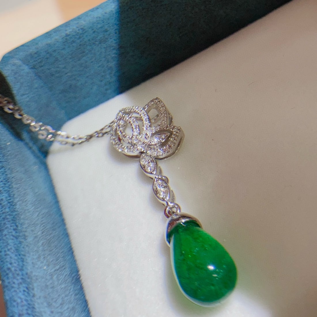 14k Gold 5.00 Ctw Natural Emerald & Diamond Pendant( Without Chain ): Ref:230992357 // gold content:14k gold // main gemstone:emerald // shape:pear // carat weight:4. 80ct // color:green // treatment:natural // // adjacent gemstone 2 : diamond // shape:round // carat