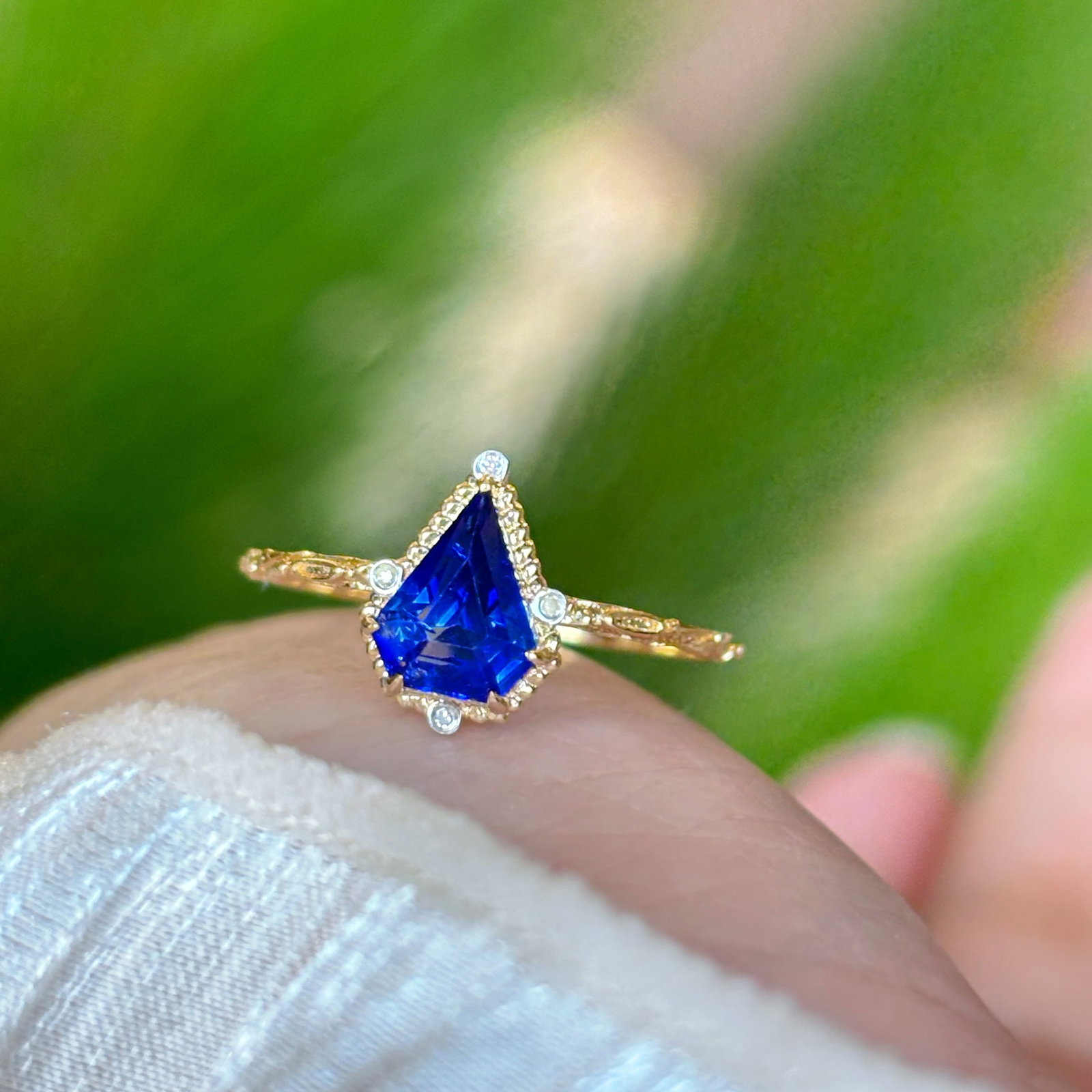 14k Gold 1.09 Ct Natural Sapphire & Diamond Ring: Ref:230992369 // gold content:14k gold // ring size:7. 25us // // main gemstone:sapphire // shape:other // carat weight:1. 09ct // color:royal blue // treatment:natural // // adjacent gemstone 2 :