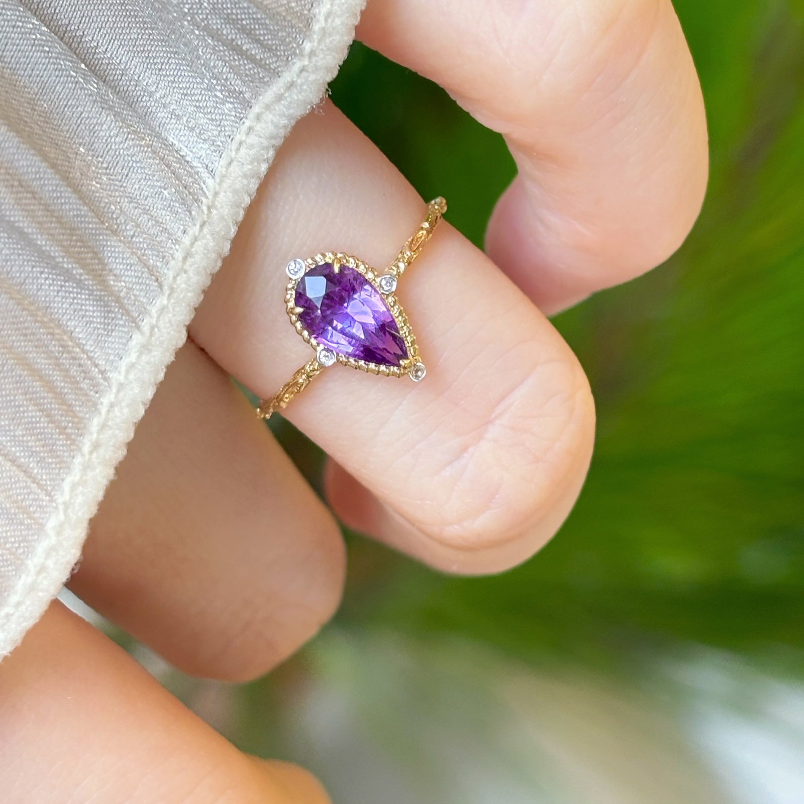 14k Gold 1.08 Ct Natural Sapphire & Diamond Ring: Ref:230992370 // gold content:14k gold // ring size:7. 25us // // main gemstone:sapphire // shape:pear // carat weight:1. 08ct // color:purple // treatment:natural // // adjacent gemstone 2 : diamond 