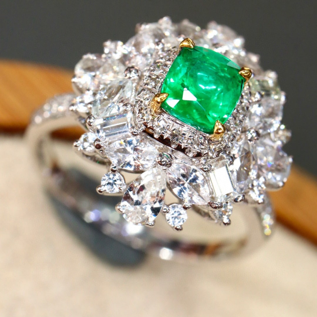 14k Gold 0.74 Ctw Vivid Green Natural Emerald & Diamond Ring - 2