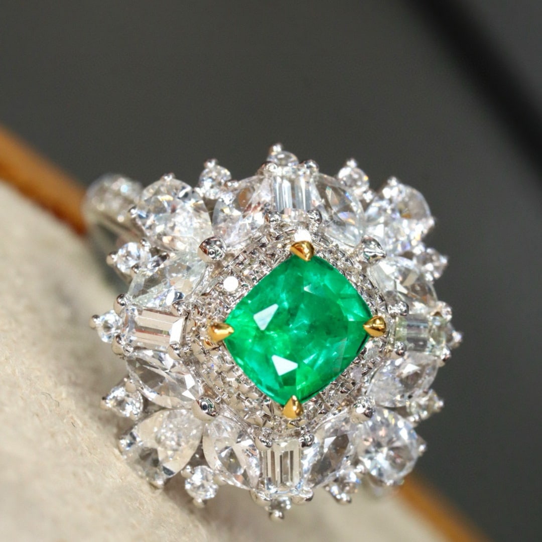 14k Gold 0.74 Ctw Vivid Green Natural Emerald & Diamond Ring - 3
