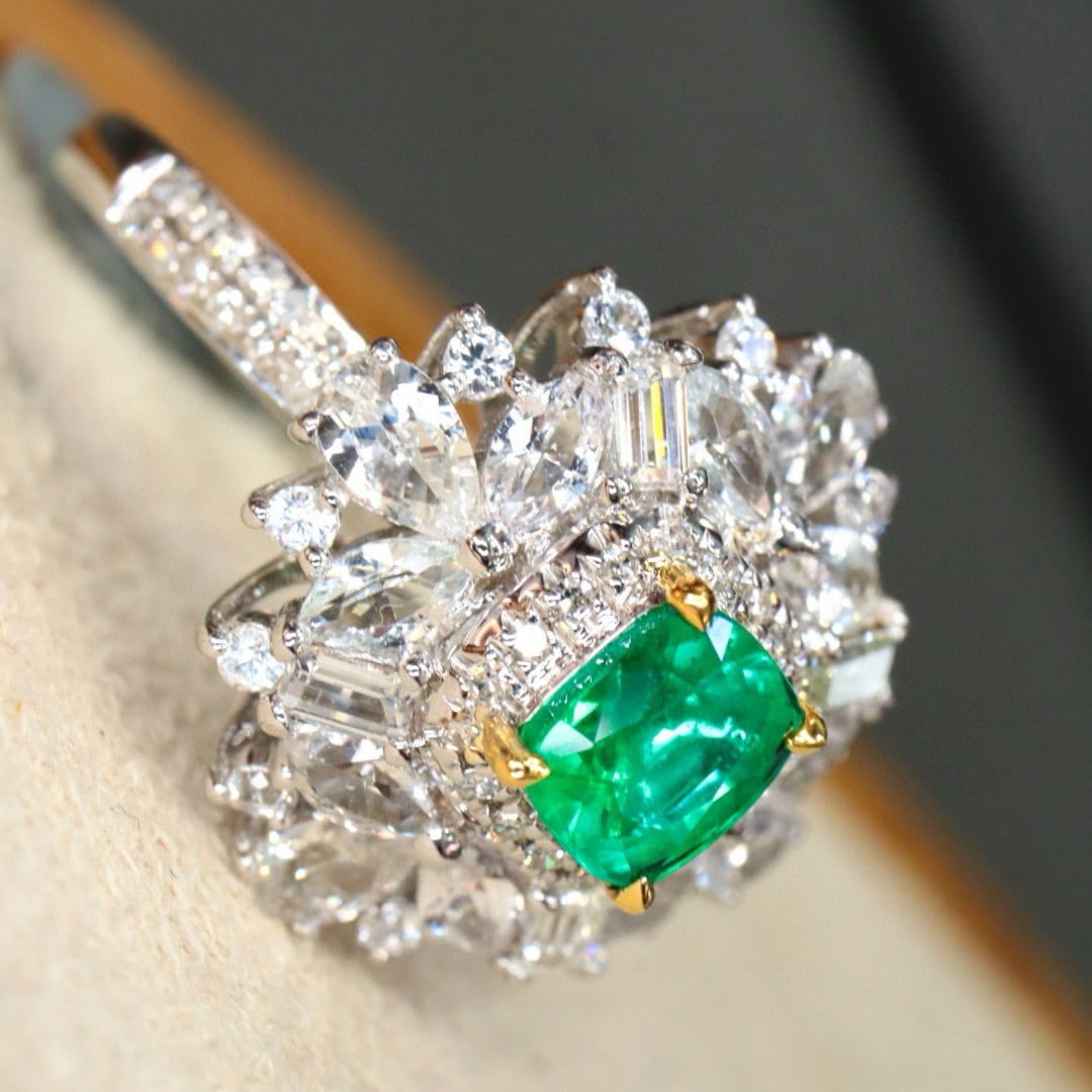 14k Gold 0.74 Ctw Vivid Green Natural Emerald & Diamond Ring - 4