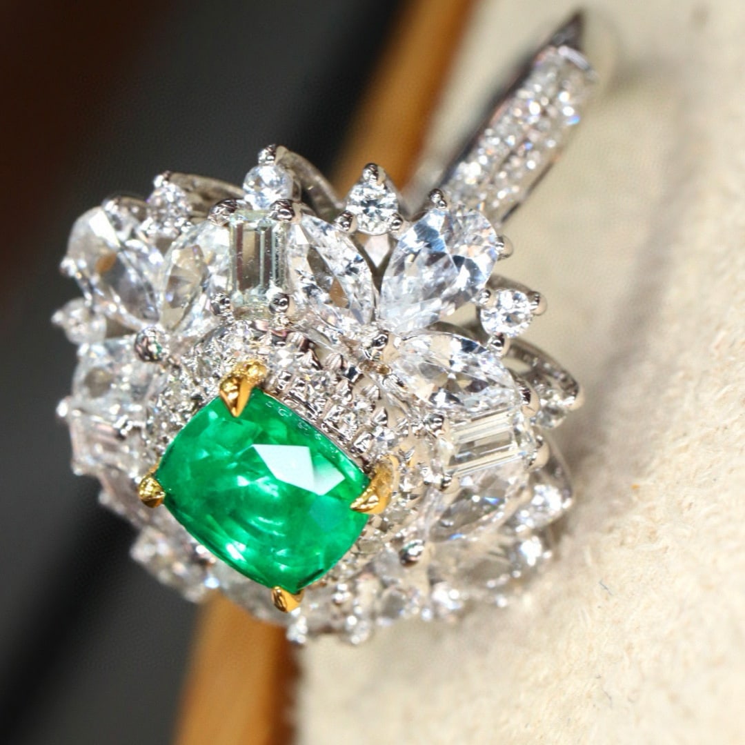 14k Gold 0.74 Ctw Vivid Green Natural Emerald & Diamond Ring - 5
