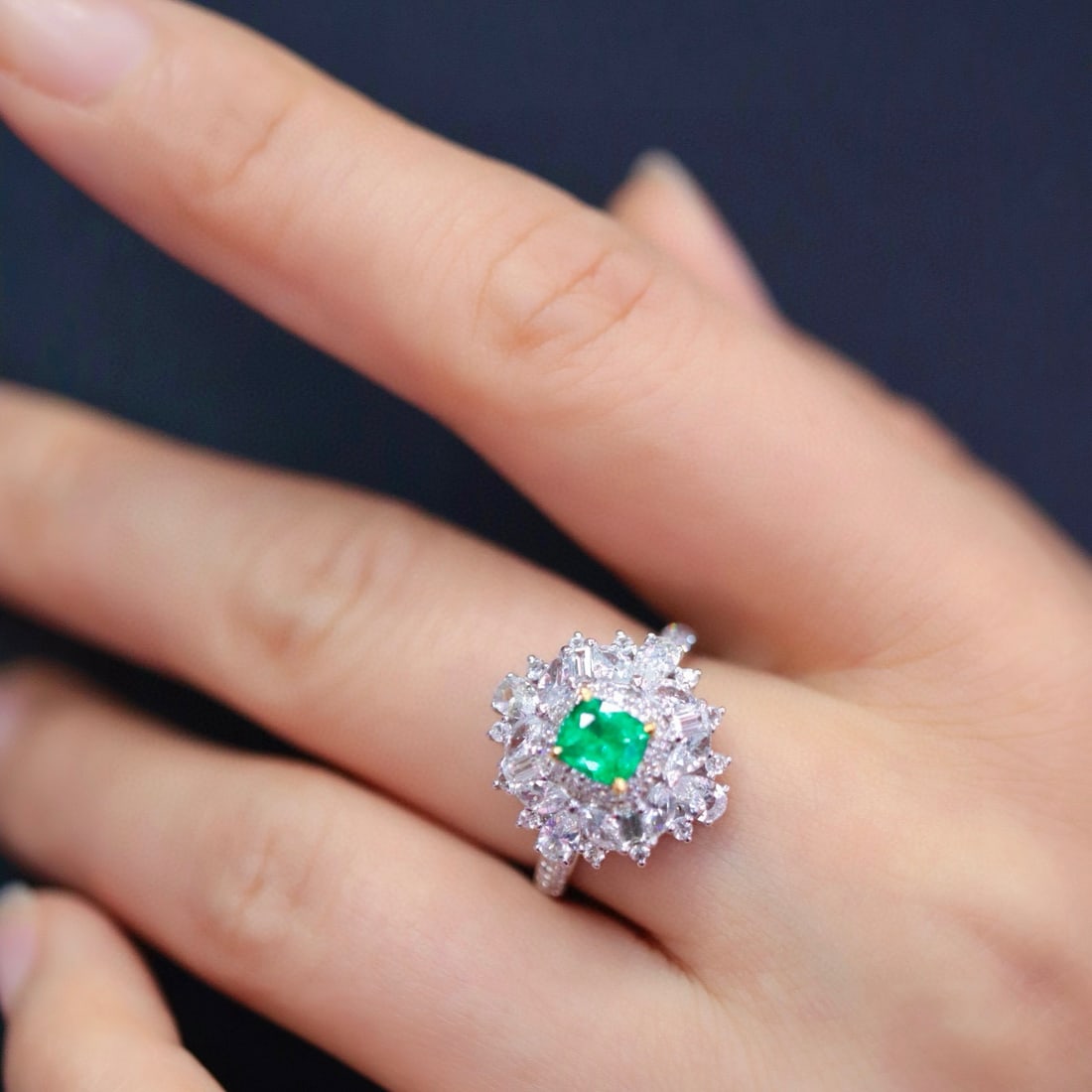 14k Gold 0.74 Ctw Vivid Green Natural Emerald & Diamond Ring - 6