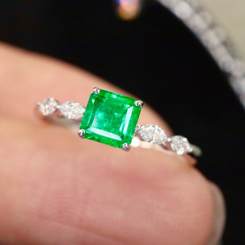 14k Gold 0.72 Ctw Vivid Green Natural Emerald & Diamond Ring - 2