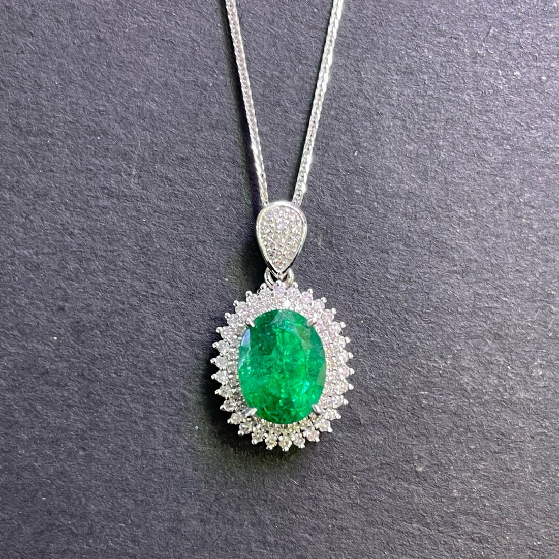 14k Gold 3.12 Ctw Vivid Green Natural Emerald & Diamond Pendant( Without Chain ): Ref:230992391 // gold content:14k gold // main gemstone:emerald // shape:oval // carat weight:2. 9ct // color:vivid green // treatment:natural // // adjacent gemstone 2 : diamond // shape:round //