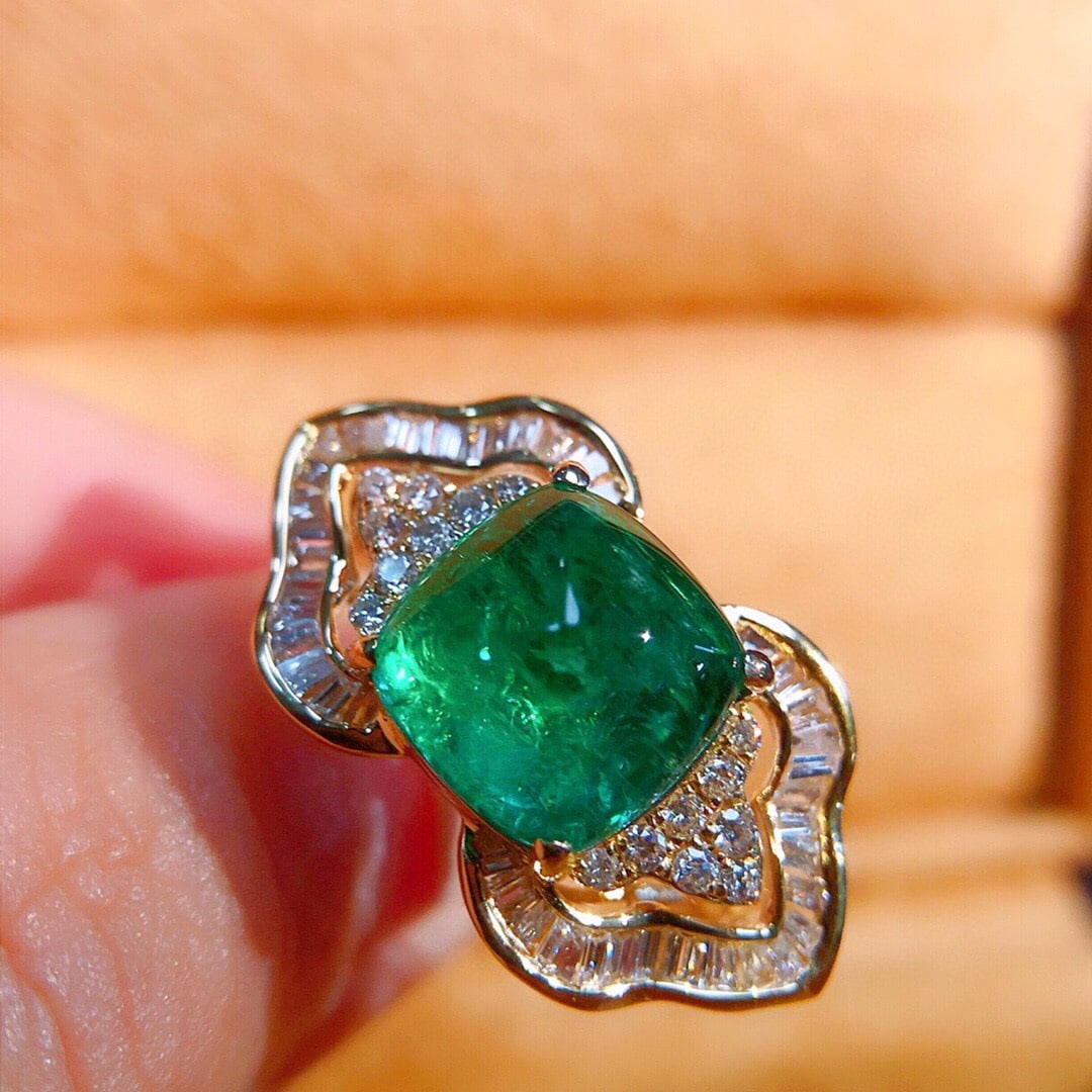14k Gold 4.71 Ctw Vivid Green Natural Emerald & Diamond Ring: Ref:230992410 // gold content:14k gold // ring size:7. 25us // // main gemstone:emerald // shape:suger-loaf // carat weight:4. 09ct // color:vivid green // treatment:natural // // adjacent gemstone 2 