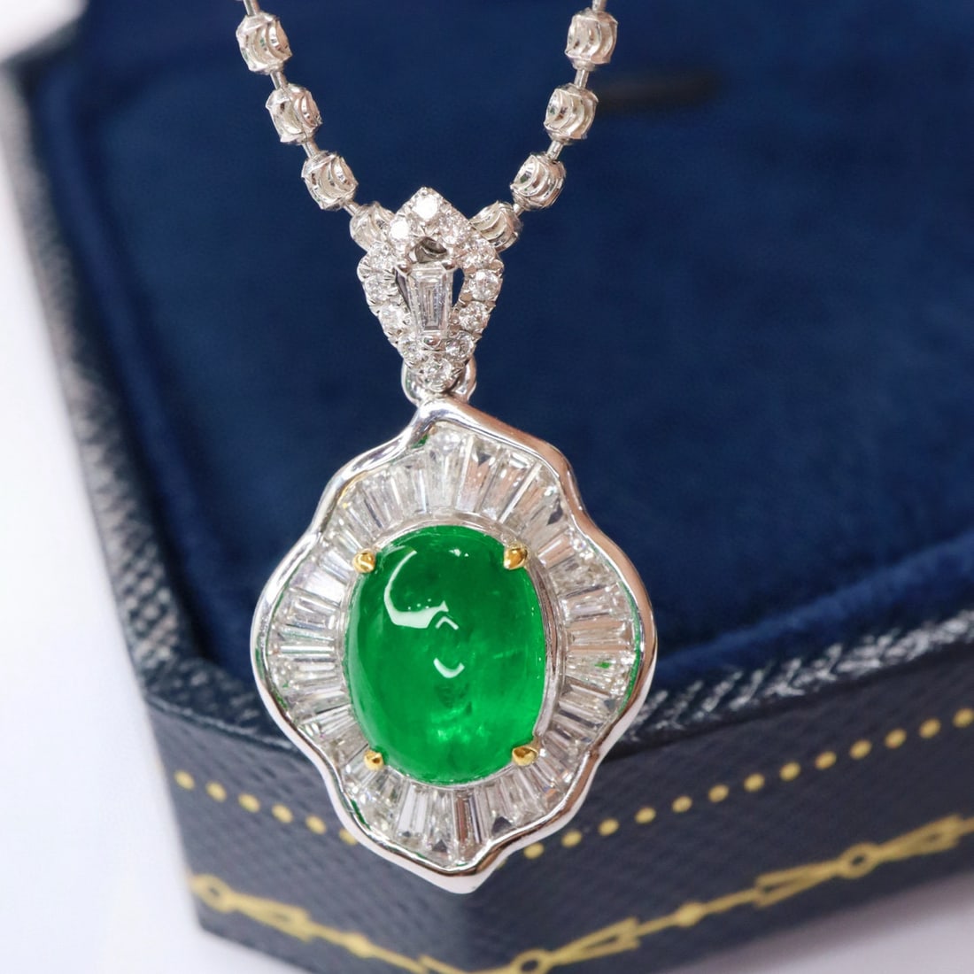 14k Gold 2.51 Ctw Vivid Green Natural Emerald & Diamond Pendant( Without Chain ): Ref:230992411 // gold content:14k gold // main gemstone:emerald // shape:oval // carat weight:1. 75ct // color:vivid green // treatment:natural // // adjacent gemstone 2 : diamond // shape:multiply //