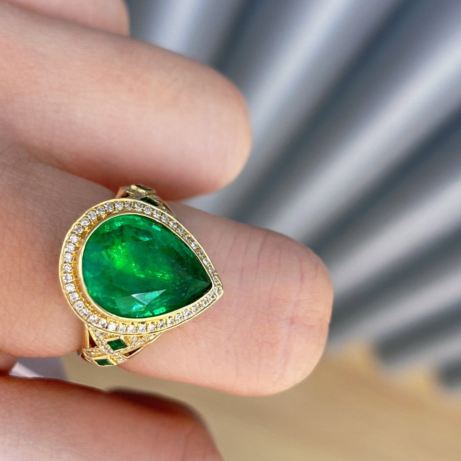 14k Gold 5.27 Ct Vivid Green Natural Emerald & Diamond Ring - 2