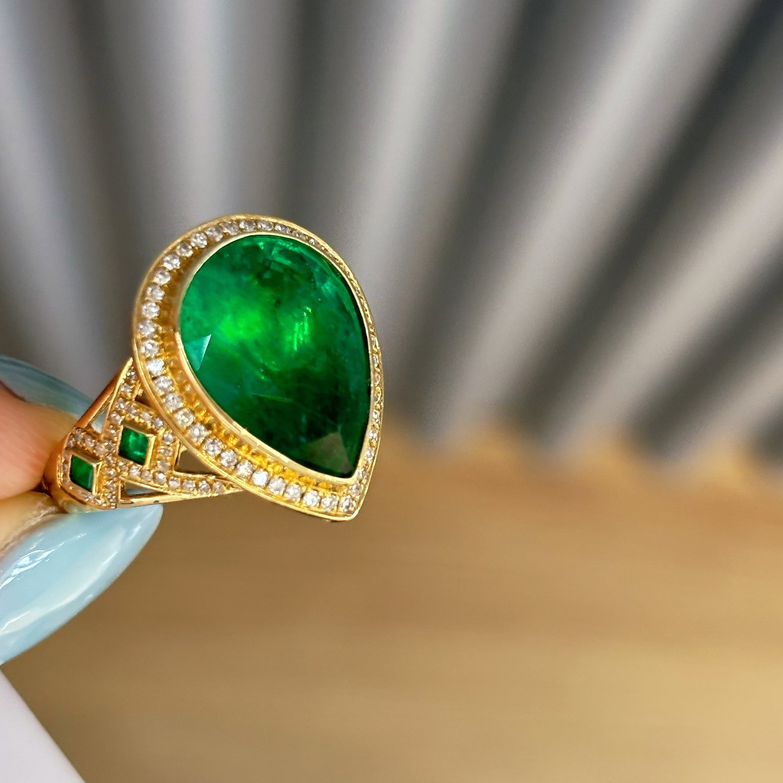 14k Gold 5.27 Ct Vivid Green Natural Emerald & Diamond Ring - 3