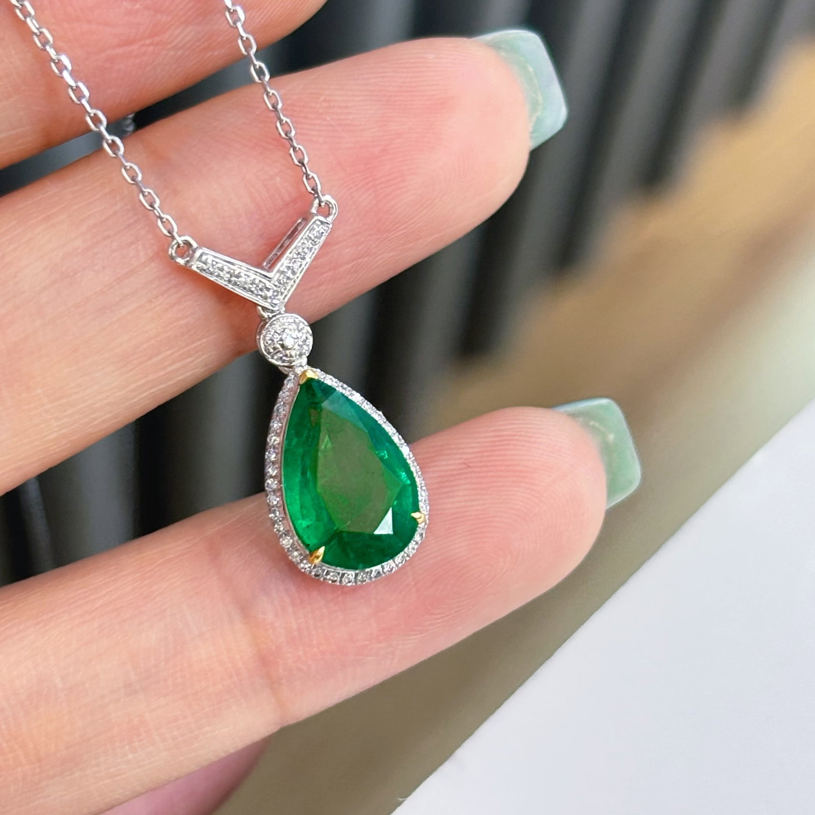 14k Gold 2.5 Ct Vivid Green Natural Emerald & Diamond Necklace: Ref:230992413 // gold content:14k gold // main gemstone:emerald // shape:pear // carat weight:2. 5ct // color:vivid green // treatment:natural // // adjacent gemstone 2 : diamond // shape:round //