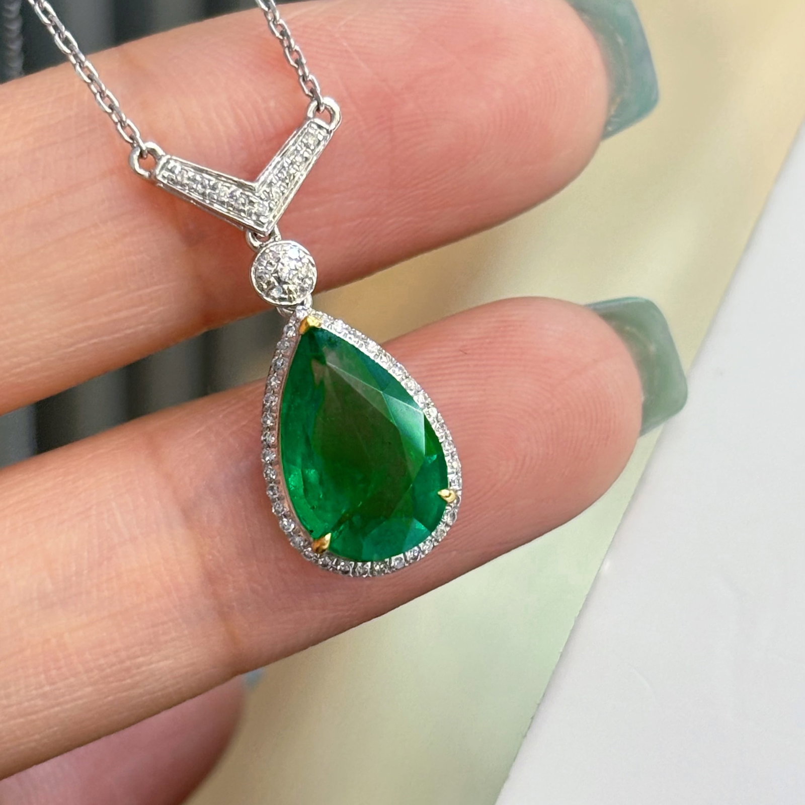 14k Gold 2.5 Ct Vivid Green Natural Emerald & Diamond Necklace - 2