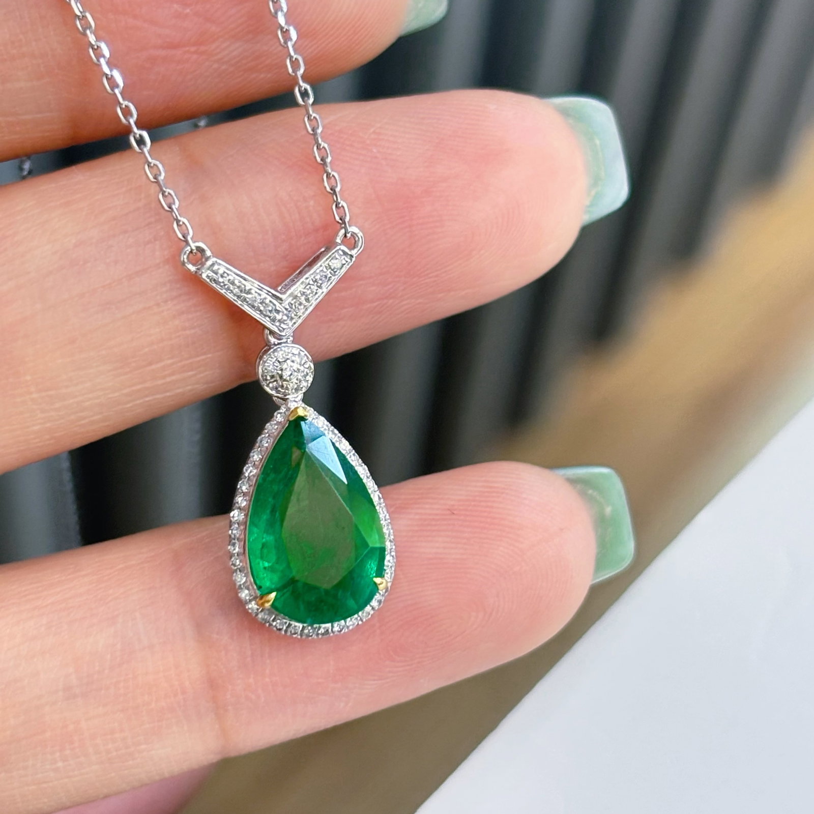 14k Gold 2.5 Ct Vivid Green Natural Emerald & Diamond Necklace - 4