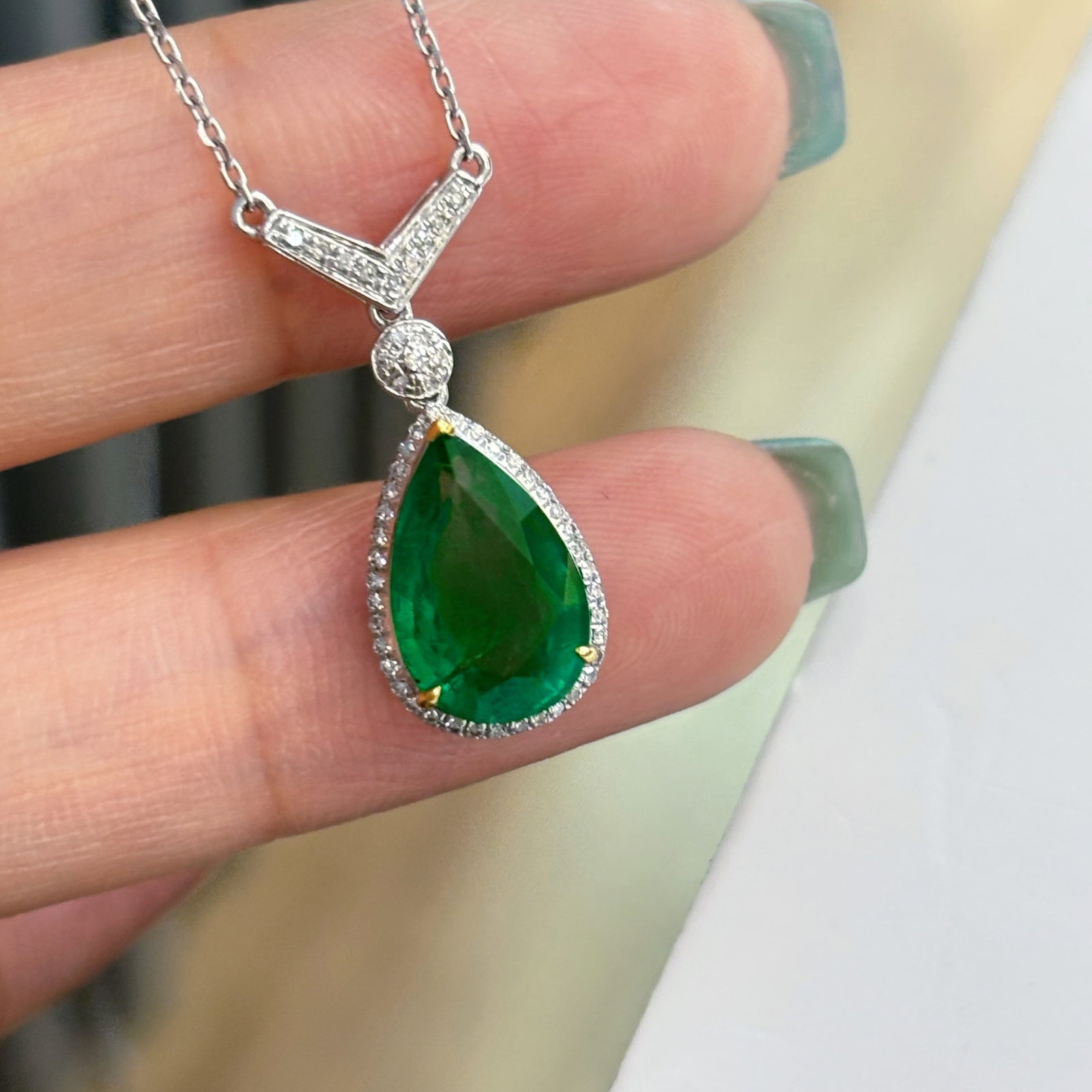 14k Gold 2.5 Ct Vivid Green Natural Emerald & Diamond Necklace - 6