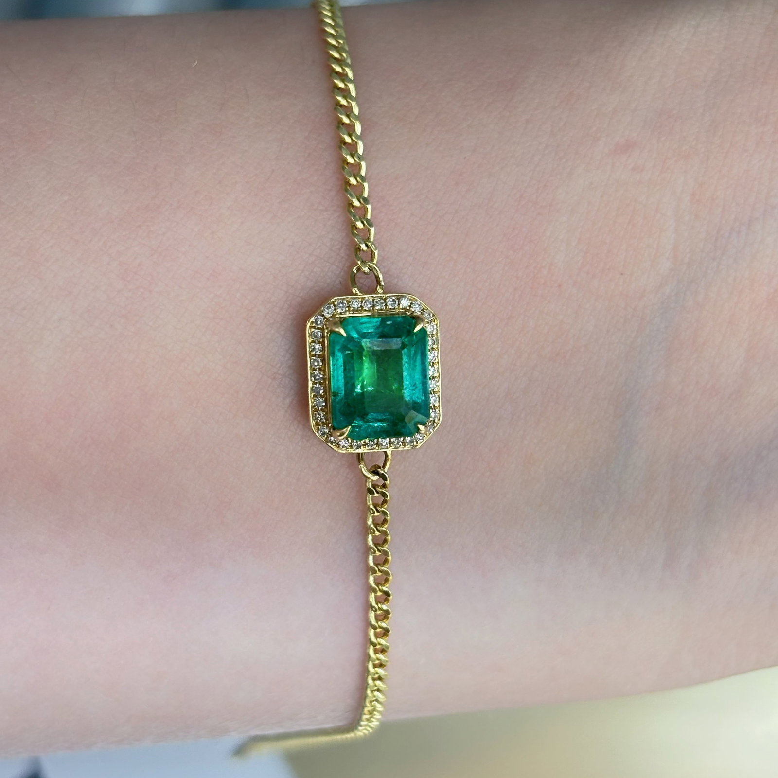 14k Gold 2.3 Ct Vivid Green Natural Emerald & Diamond Bracelet: Ref:230992414 // gold content:14k gold // main gemstone:emerald // shape:octagonal // carat weight:2. 3ct // color:vivid green // treatment:natural // // adjacent gemstone 2 : diamond // shape:round