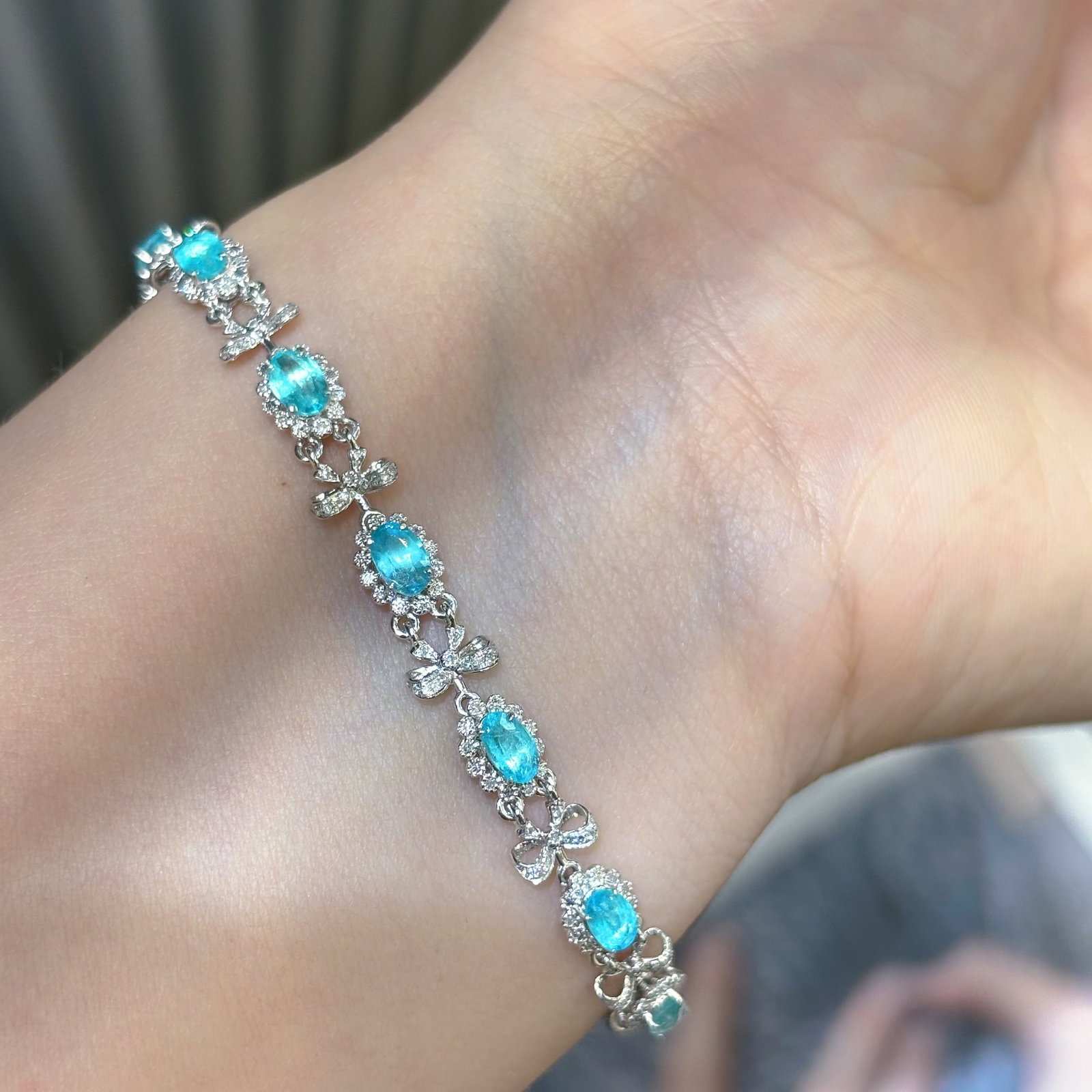 14k Gold 3.5 Ct Natural Paraiba Tourmaline & Diamond Bracelet: Ref:230992417 // gold content:14k gold // main gemstone:paraiba tourmaline // shape:oval // carat weight:3. 5ct // color:blue // treatment:natural // // adjacent gemstone 2 : diamond // shape:round