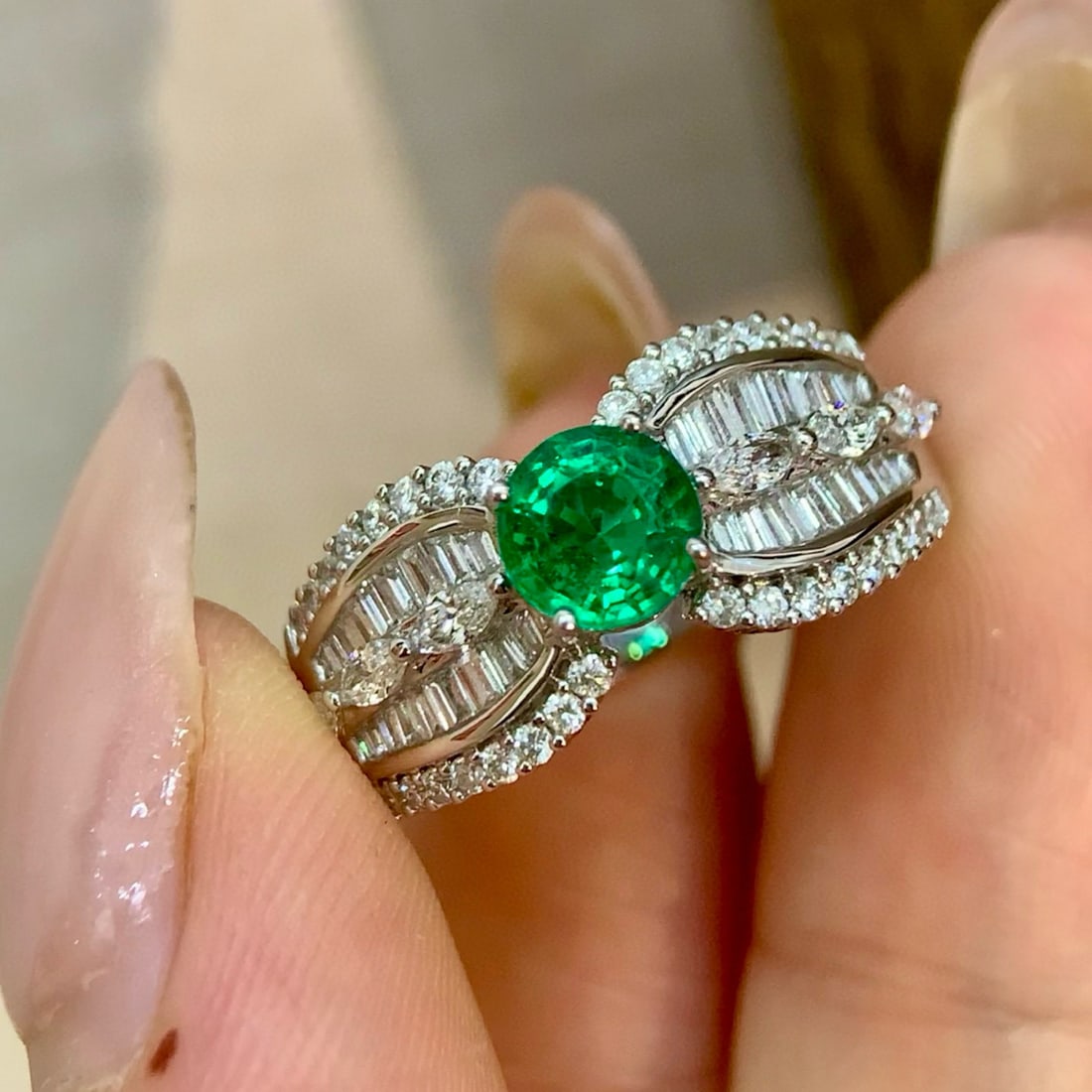 14k Gold 1.54 Ctw Vivid Green Natural Emerald & Diamond Ring: Ref:230992437 // gold content:14k gold // ring size:7. 25us // // main gemstone:emerald // shape:round // carat weight:0. 76ct // color:vivid green // treatment:natural // cut grade:g // // adjacent g